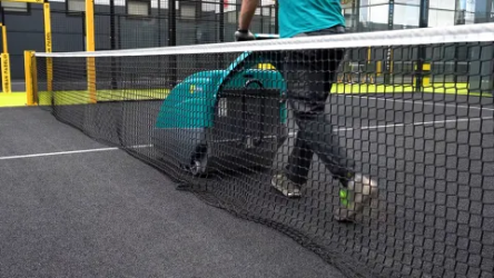 KOBRA P - BALAYEUSE AUTOTRACTEE à batterie spéciale terrains de Padel Balayeuses