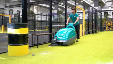 KOBRA P - BALAYEUSE AUTOTRACTEE à batterie spéciale terrains de Padel Balayeuses