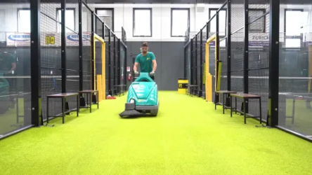 KOBRA P - BALAYEUSE AUTOTRACTEE à batterie spéciale terrains de Padel Balayeuses