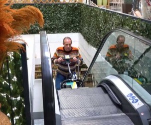 ERC45 - Nettoyant à piles pour les contremarches d'escalators Nettoyeur escalator