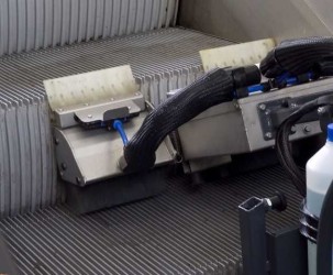 ERC45 - Nettoyant à piles pour les contremarches d'escalators Nettoyeur escalator