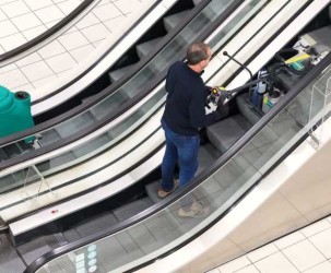 ERC45 - Nettoyant à piles pour les contremarches d'escalators Nettoyeur escalator